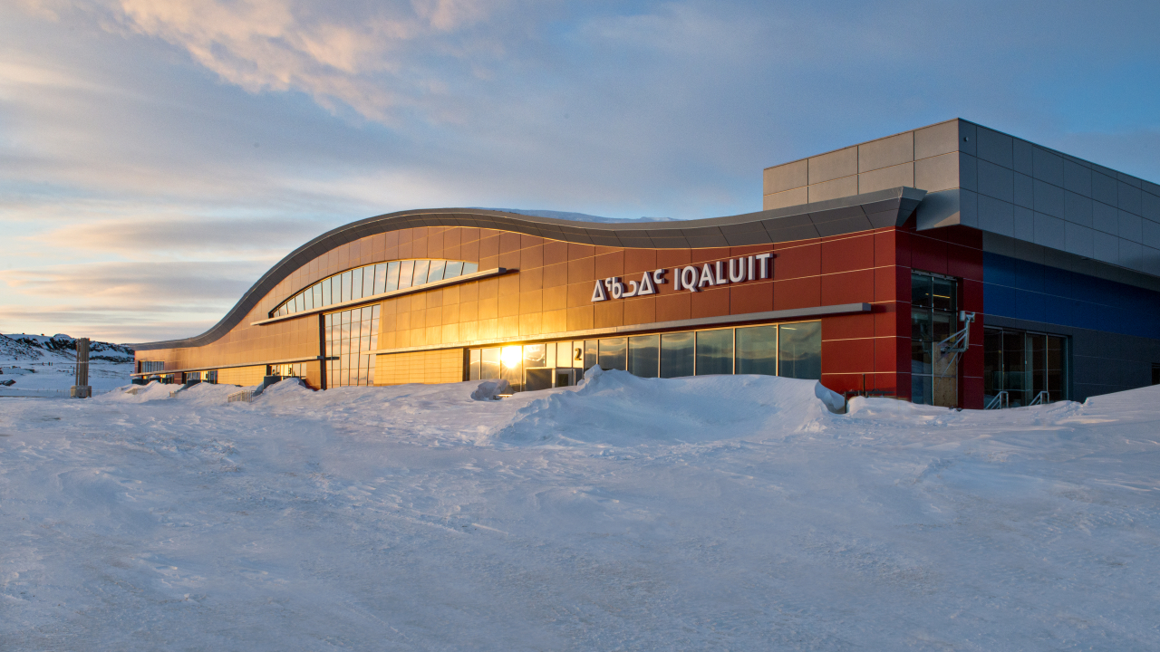 04.17 Iqaluit Airport Celine Clanet 47