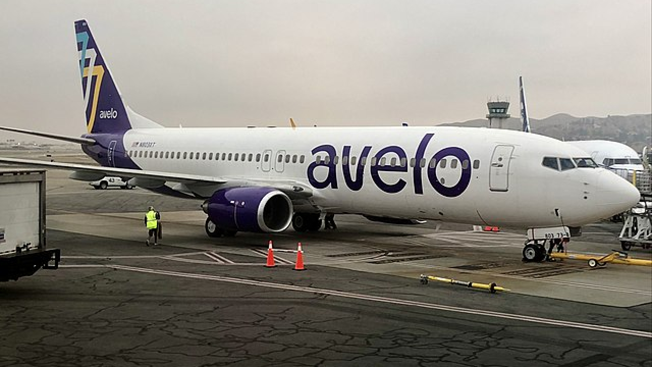 Avelo Airlines B737 800 N803XT BUR May 2021 v2