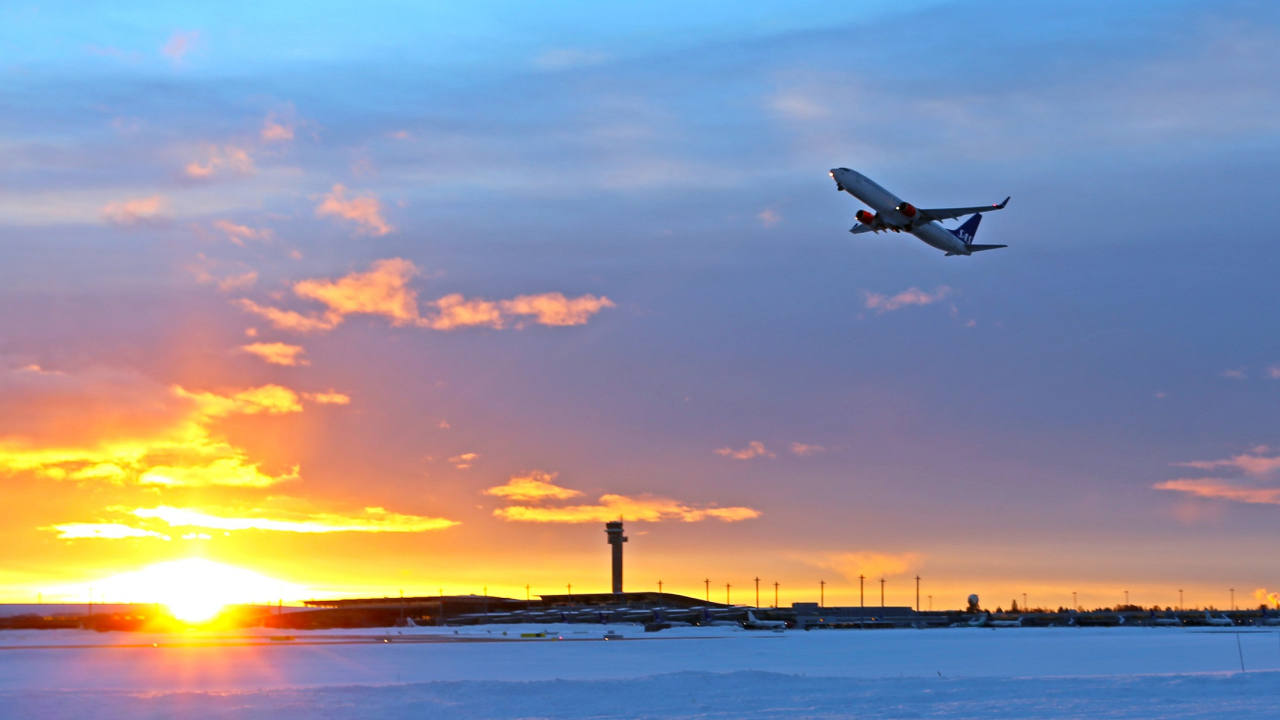 mod OSL airport control tower and jet Avinor