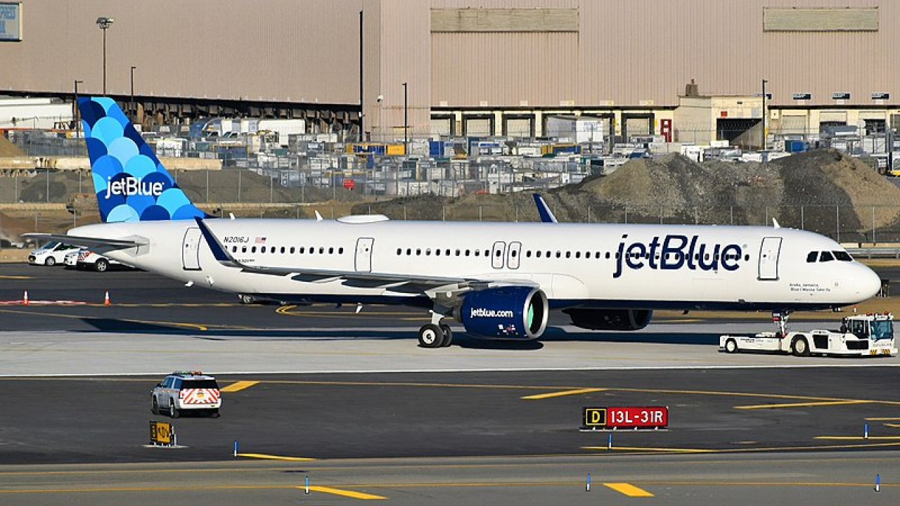 800px JetBlue Airways Airbus A321 271NX N2016J at JFK Airport